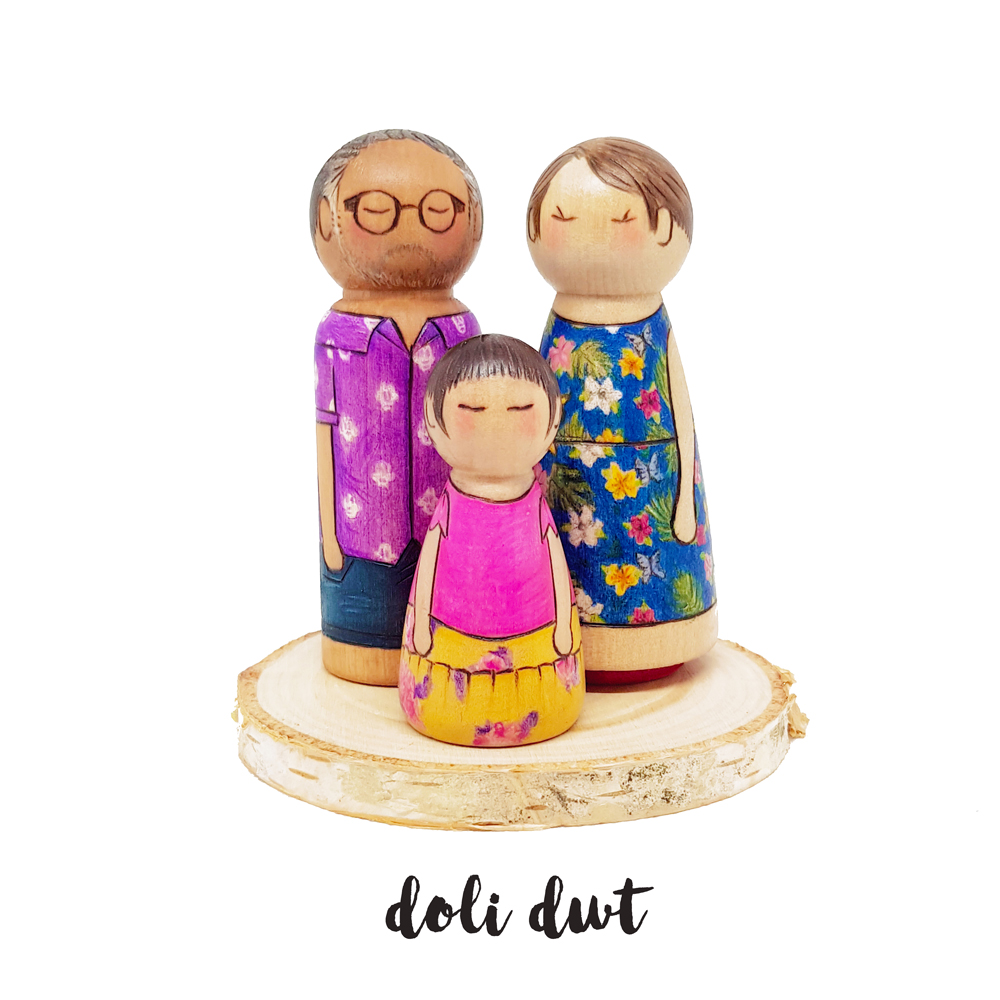 wood slice, peg doll, personalised peg doll, peg doll family, peg doll base