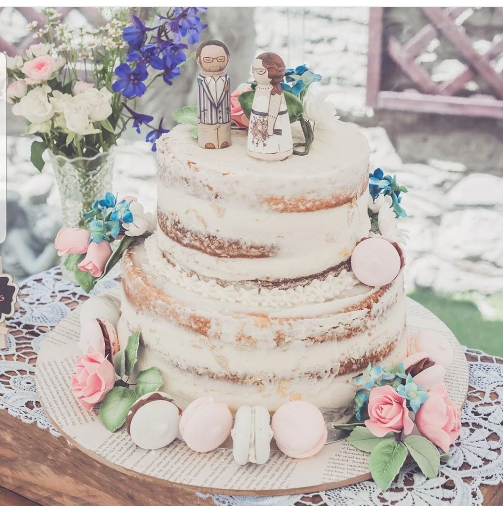 vintage wedding ideas, vintage themed wedding cake, wedding cake with maracrons, vintage wedding cake toppers